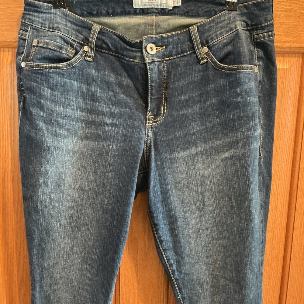 Torrid Cropped Capri Length Classic Skinny Dark Rinse Jeans Size 12 - Picture 6 of 7